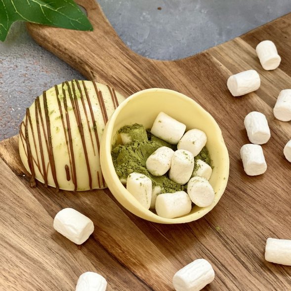 Шоколадная бомбочка «Матча латте» 