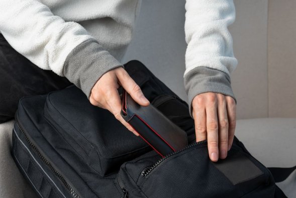 Автобумажник Arrival, черный с красным 