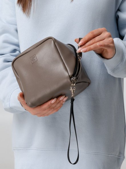 Дорожная косметичка Cubo, серая с логотипом 