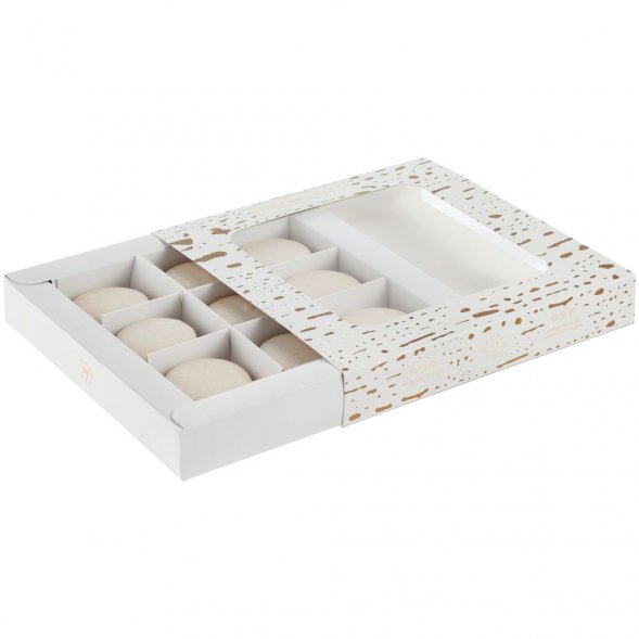 Набор из 9 пирожных макарон, в коробке с окошком 