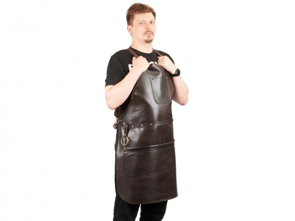 Фартук из натуральной кожи, материал: натуральная кожа КРС, цвет фартука: темно-коричневый, цвет ремней: коричневый тёмный, фурнитура из металлического сплава ЦАМ, цвет фурнитуры: антик, размер универсальный 