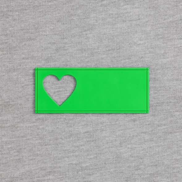 Лейбл из ПВХ с вырубкой «Сердце», зеленый неон 