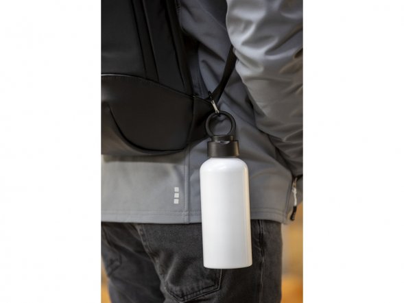 Trinity бутылка для воды из переработанного алюминия, сертифицированного согласно RCS, объемом 600 мл, с крышкой из переработ - Белый 