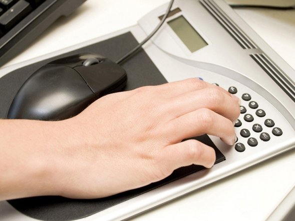 Коврик для компьютерной мыши с калькулятором и подставкой под мини-диски и визитки 