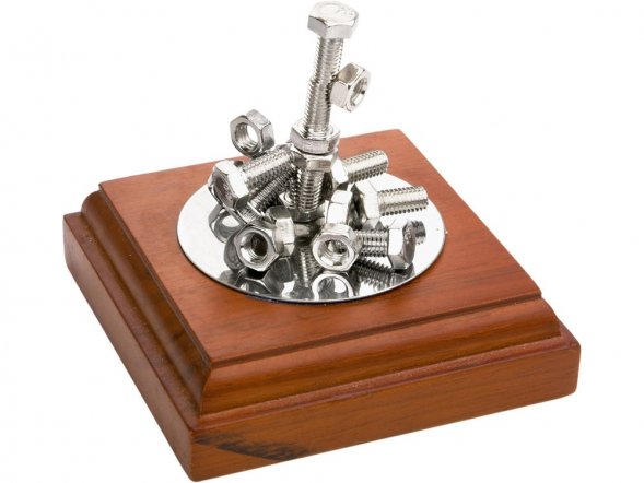 Композиция Эстетика металла. Подставка с магнитом позволяет создавать любые комбинации из прилагающихся болтов и гаек 