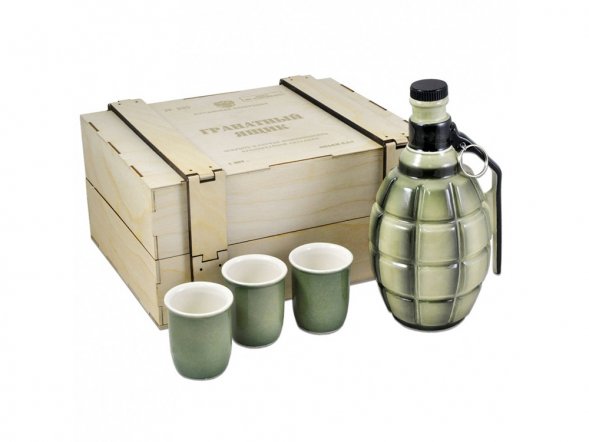 Подарочный набор С Днем Победы: штоф Граната-лимонка 500мл, 3 стопки 