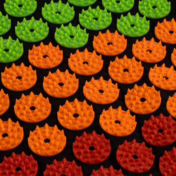 Массажный акупунктурный коврик с валиком Iglu, разноцветный 