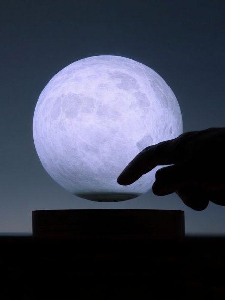 Левитирующая луна MoonFlight с деревянной подставкой 